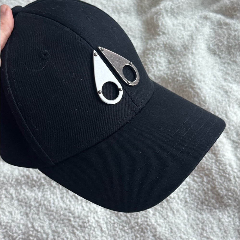 Moose Knuckles Black Cap with Silver Label - Unisex